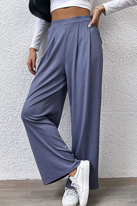 Pantalones anchos con detalle plisado y bolsillos