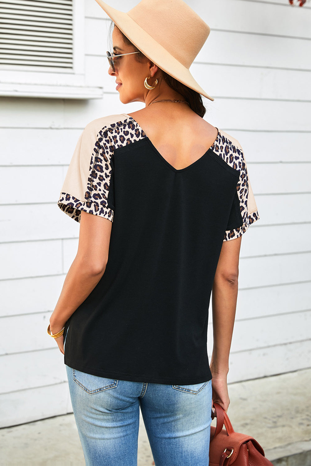 Camiseta con abertura lateral y manga de leopardo