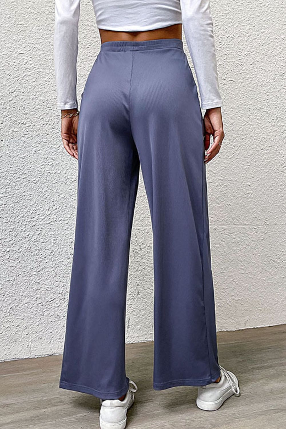 Pantalones anchos con detalle plisado y bolsillos
